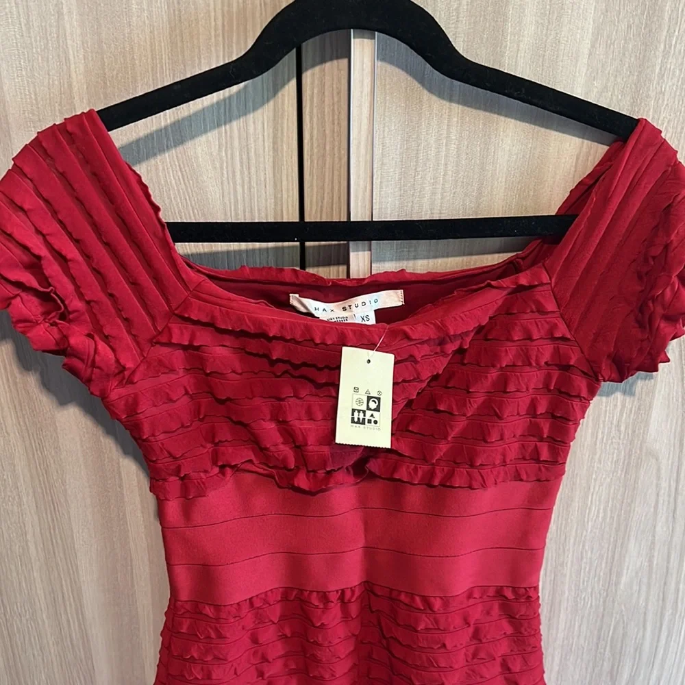 Beautiful ruby dress - Picture 2 of 5